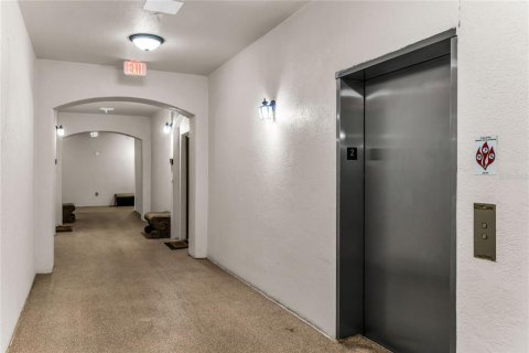 Condo in Windermere, Florida, 2 bedrooms  № 2386659 - photo 6