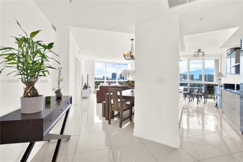 Condominio en venta en Sunny Isles Beach, Florida, 2 dormitorios, 119.75 m2 № 1995980 - foto 3
