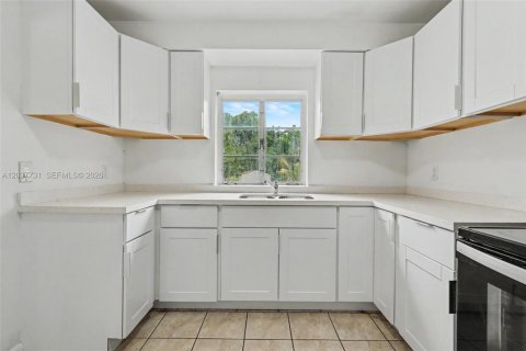 Villa ou maison à vendre à Miami, Floride: 3 chambres, 108.97 m2 № 2086583 - photo 21