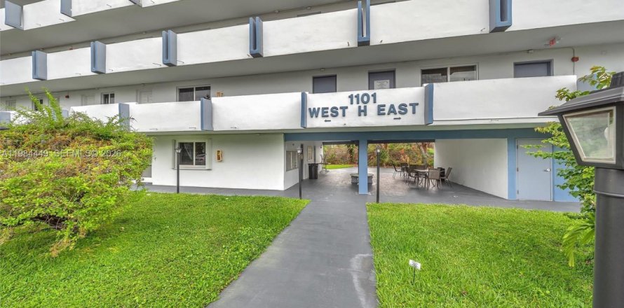 Кондоминиум с 2 спальнями в Майами, Флорида № 2049105