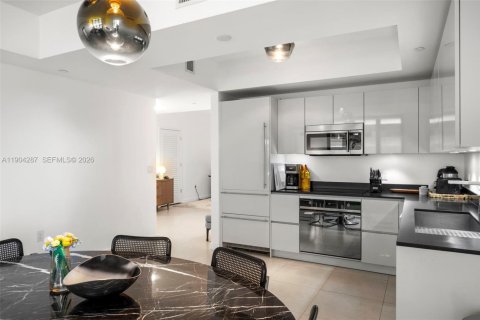 Condo in Miami, Florida, 1 bedroom № 2398218 - photo 7