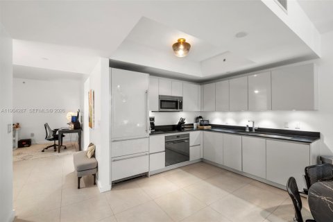 Condo in Miami, Florida, 1 bedroom № 2398218 - photo 4