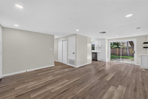 House in Brandon, Florida 3 bedrooms, 125.88 sq.m. № 2258205 - photo 23
