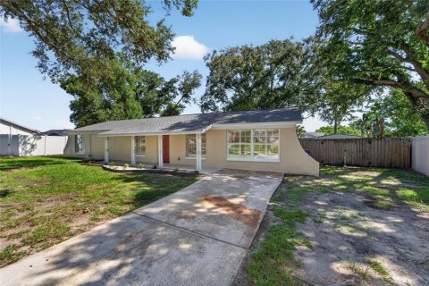 House in Brandon, Florida 3 bedrooms, 125.88 sq.m. № 2258205 - photo 2