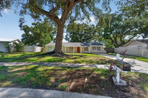 House in Brandon, Florida 3 bedrooms, 125.88 sq.m. № 2258205 - photo 3