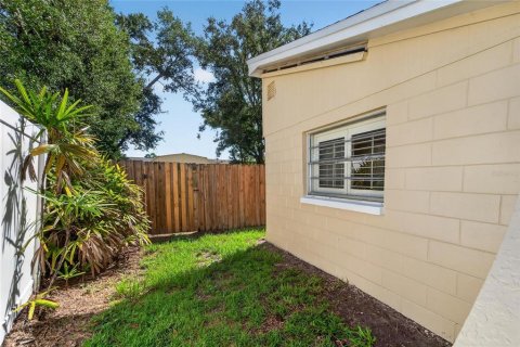 House in Brandon, Florida 3 bedrooms, 125.88 sq.m. № 2258205 - photo 15