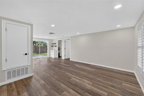 House in Brandon, Florida 3 bedrooms, 125.88 sq.m. № 2258205 - photo 25