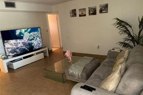 Condo in Miami, Florida, 2 bedrooms  № 1846296 - photo 7