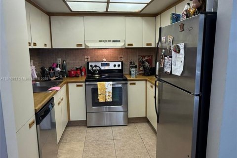 Condo in Miami, Florida, 2 bedrooms  № 1846296 - photo 1
