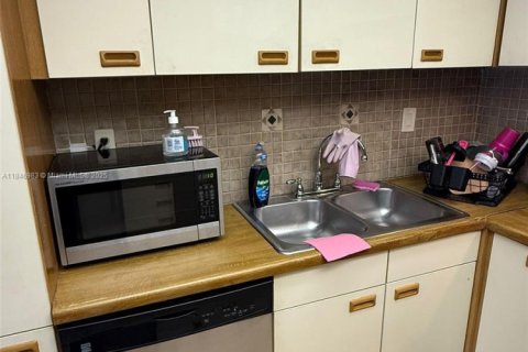 Condo in Miami, Florida, 2 bedrooms  № 1846296 - photo 3