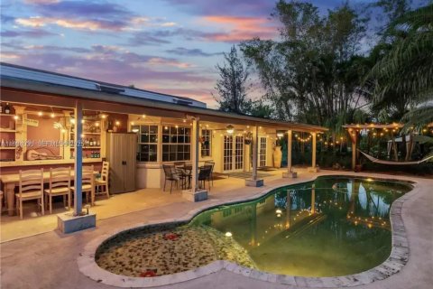 Casa en venta en Miami, Florida, 4 dormitorios, 329.62 m2 № 2035295 - foto 2