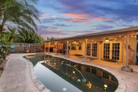 Casa en venta en Miami, Florida, 4 dormitorios, 329.62 m2 № 2035295 - foto 28