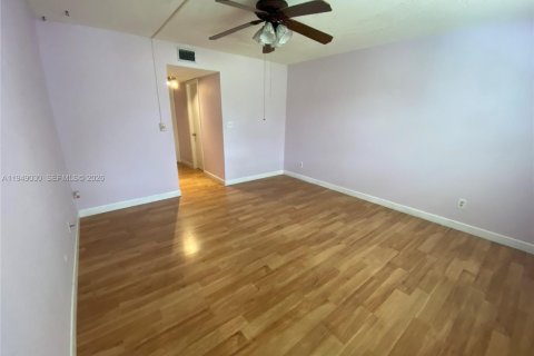 Copropriété à vendre à Tamarac, Floride: 2 chambres, 92.9 m2 № 2089153 - photo 16