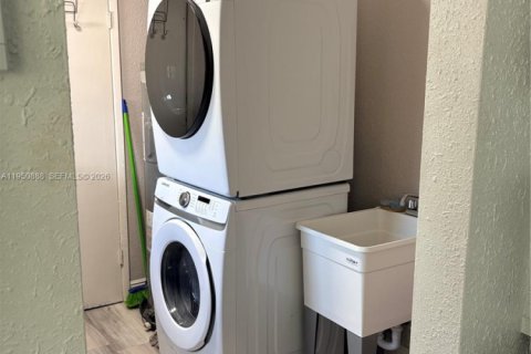 Villa ou maison à louer à Lauderdale Lakes, Floride: 3 chambres, 179.77 m2 № 2006244 - photo 16