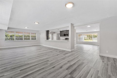 Villa ou maison à louer à Lauderdale Lakes, Floride: 3 chambres, 179.77 m2 № 2006244 - photo 3