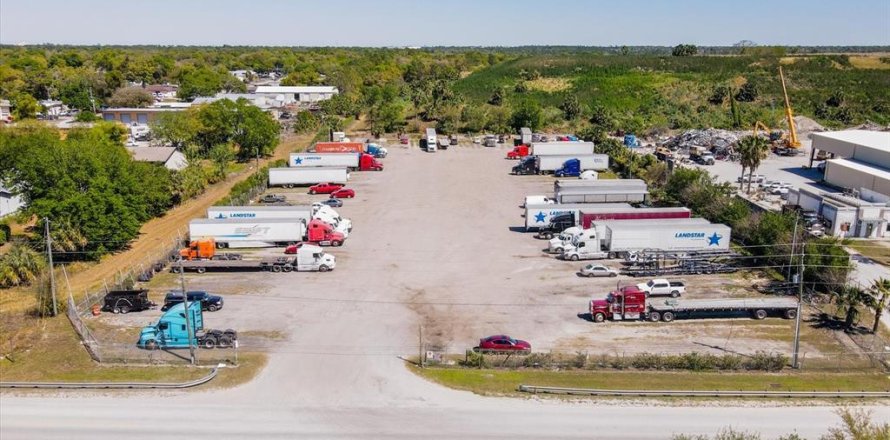 Propiedad comercial en Orange City, Florida № 1581849