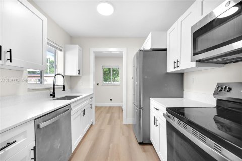 House in Miami, Florida 3 bedrooms, 103.12 sq.m. № 2434004 - photo 12