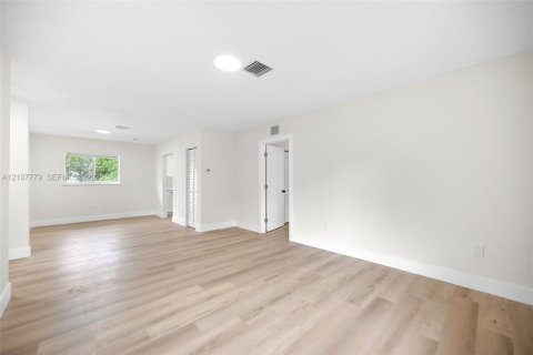 House in Miami, Florida 3 bedrooms, 103.12 sq.m. № 2434004 - photo 7