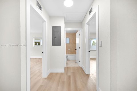 House in Miami, Florida 3 bedrooms, 103.12 sq.m. № 2434004 - photo 6