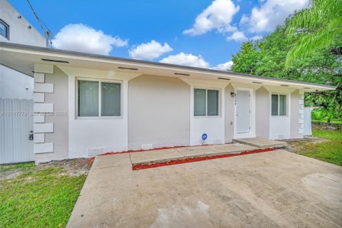 House in Miami, Florida 3 bedrooms, 103.12 sq.m. № 2434004 - photo 3
