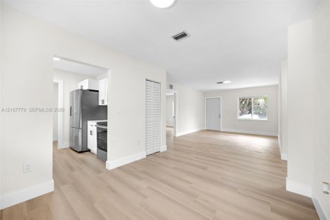 House in Miami, Florida 3 bedrooms, 103.12 sq.m. № 2434004 - photo 10
