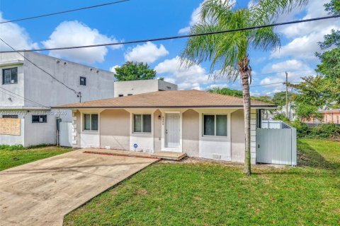 House in Miami, Florida 3 bedrooms, 103.12 sq.m. № 2434004 - photo 2