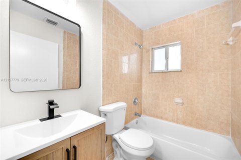House in Miami, Florida 3 bedrooms, 103.12 sq.m. № 2434004 - photo 25