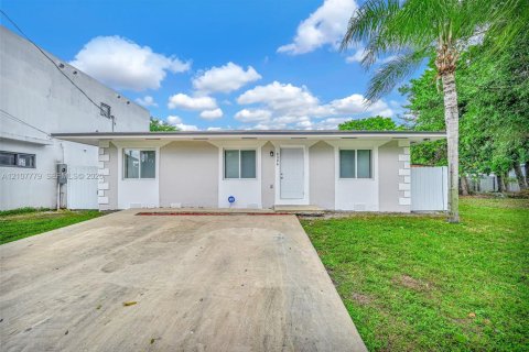 House in Miami, Florida 3 bedrooms, 103.12 sq.m. № 2434004 - photo 4