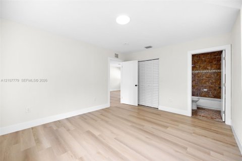 House in Miami, Florida 3 bedrooms, 103.12 sq.m. № 2434004 - photo 18