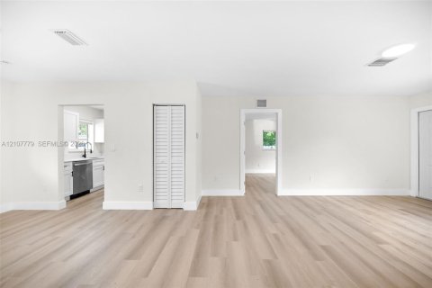 House in Miami, Florida 3 bedrooms, 103.12 sq.m. № 2434004 - photo 11