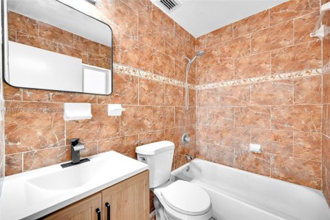 House in Miami, Florida 3 bedrooms, 103.12 sq.m. № 2434004 - photo 21