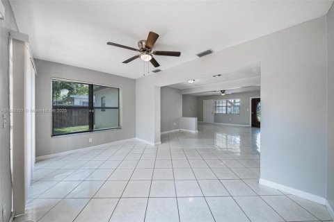 House in Miramar, Florida 4 bedrooms, 145.95 sq.m. № 1825872 - photo 19