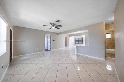 House in Miramar, Florida 4 bedrooms, 145.95 sq.m. № 1825872 - photo 27