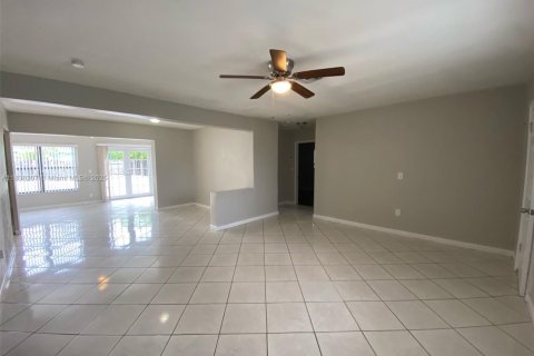 House in Miramar, Florida 4 bedrooms, 145.95 sq.m. № 1825872 - photo 4
