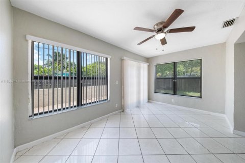 House in Miramar, Florida 4 bedrooms, 145.95 sq.m. № 1825872 - photo 18