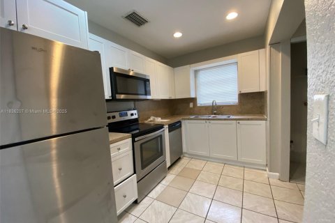 House in Miramar, Florida 4 bedrooms, 145.95 sq.m. № 1825872 - photo 3
