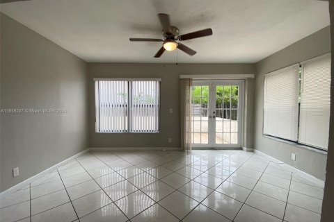 House in Miramar, Florida 4 bedrooms, 145.95 sq.m. № 1825872 - photo 5