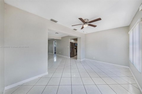 House in Miramar, Florida 4 bedrooms, 145.95 sq.m. № 1825872 - photo 21