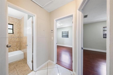 House in Miramar, Florida 4 bedrooms, 145.95 sq.m. № 1825872 - photo 24