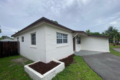 House in Miramar, Florida 4 bedrooms, 145.95 sq.m. № 1825872 - photo 1