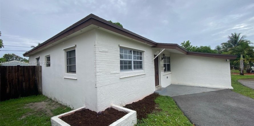 House in Miramar, Florida 4 bedrooms, 145.95 sq.m. № 1825872