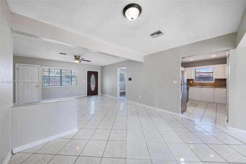 House in Miramar, Florida 4 bedrooms, 145.95 sq.m. № 1825872 - photo 20