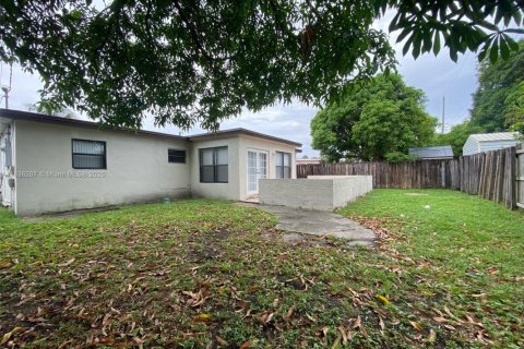 House in Miramar, Florida 4 bedrooms, 145.95 sq.m. № 1825872 - photo 15
