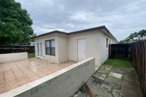 House in Miramar, Florida 4 bedrooms, 145.95 sq.m. № 1825872 - photo 16