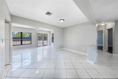 House in Miramar, Florida 4 bedrooms, 145.95 sq.m. № 1825872 - photo 17