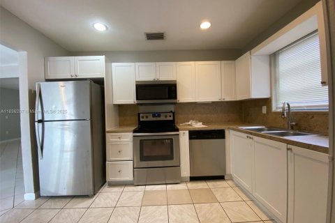 House in Miramar, Florida 4 bedrooms, 145.95 sq.m. № 1825872 - photo 2