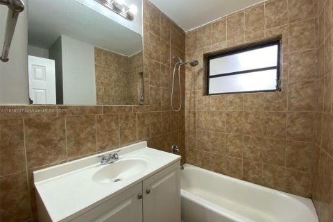 House in Miramar, Florida 4 bedrooms, 145.95 sq.m. № 1825872 - photo 7