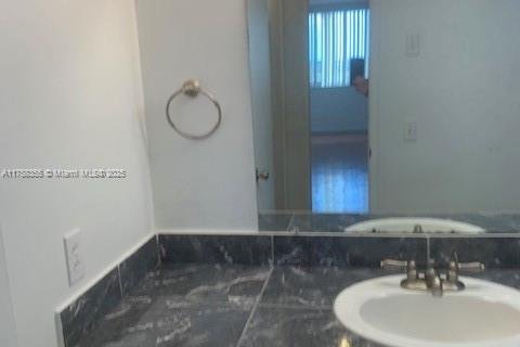 Condo in Hollywood, Florida, 2 bedrooms  № 1861829 - photo 21