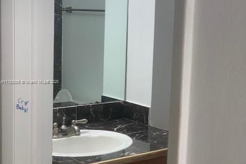 Condo in Hollywood, Florida, 2 bedrooms  № 1861829 - photo 17