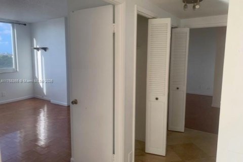 Condo in Hollywood, Florida, 2 bedrooms  № 1861829 - photo 28